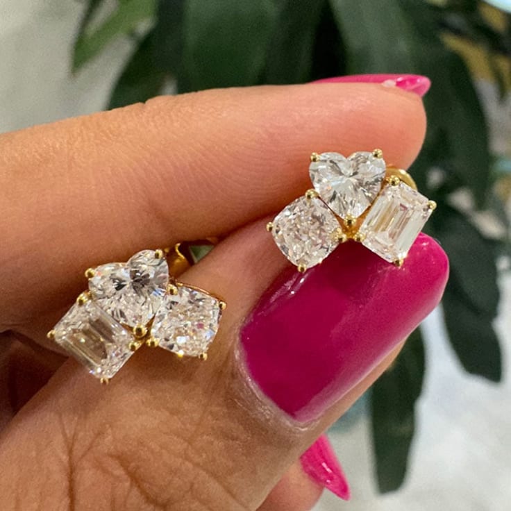Yellow gold stud with three stone