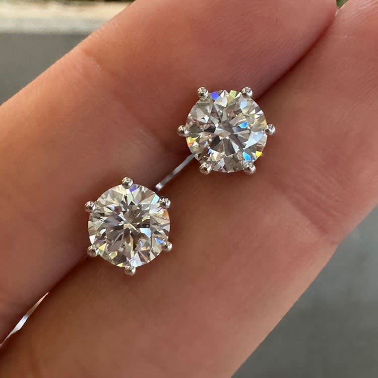 E VVS2 lab diamond studs in low setting