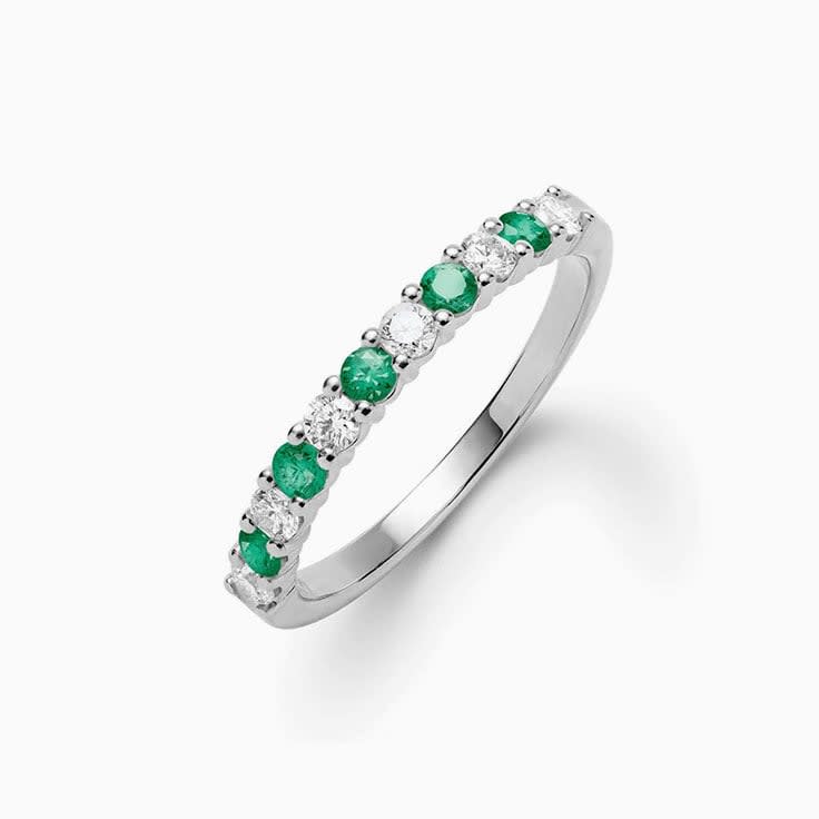 Natiral emerald with lab diamond ring