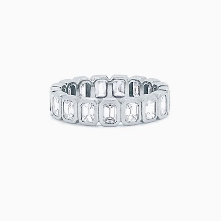 Bezel Emerald eternity ring in Platinum 950