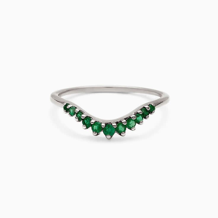 Curve green emerald band in Platinum 950