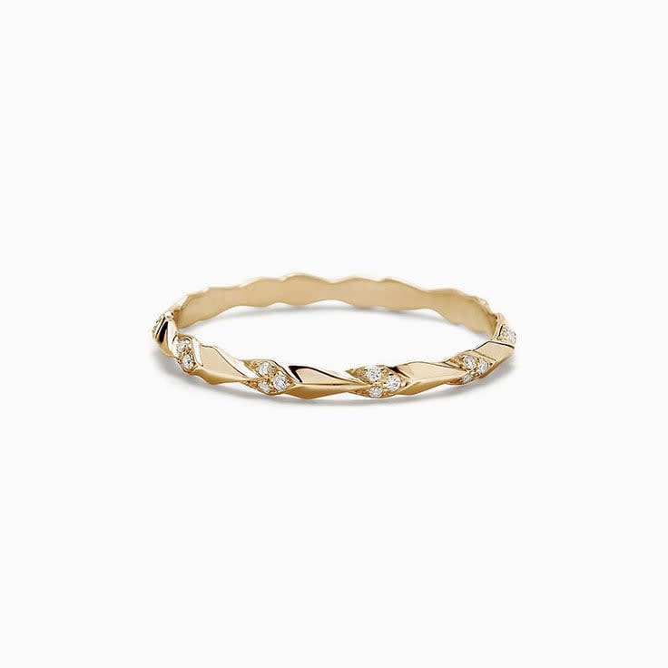 Patterned diamond band in yellow gold