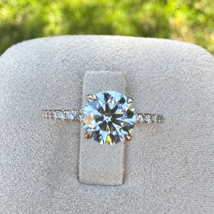9k yellow gold with D VVS1 round diamond