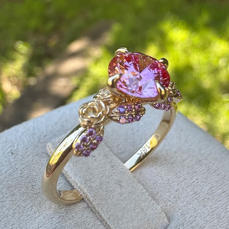 Unique pink diamond ring in 18k yellow gold