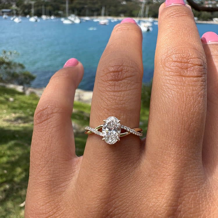 1 carat D VVS1 oval Diamond on a twisted band