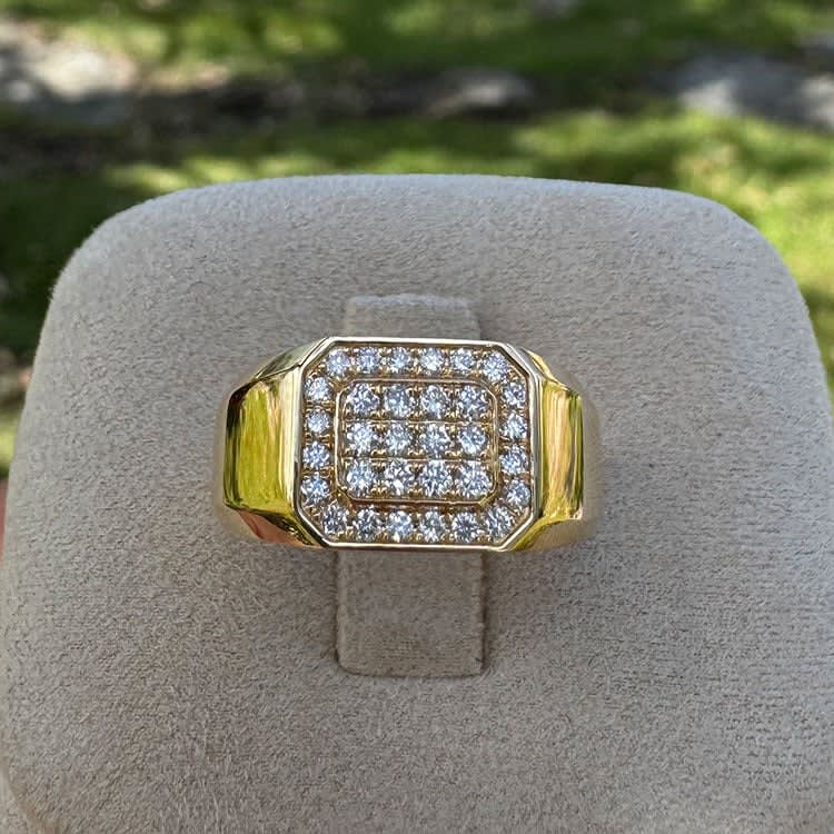 18k yellow Gold and diamond signet ring