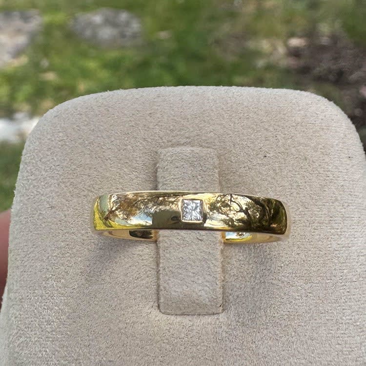 18k gold ring with drop set princess cut