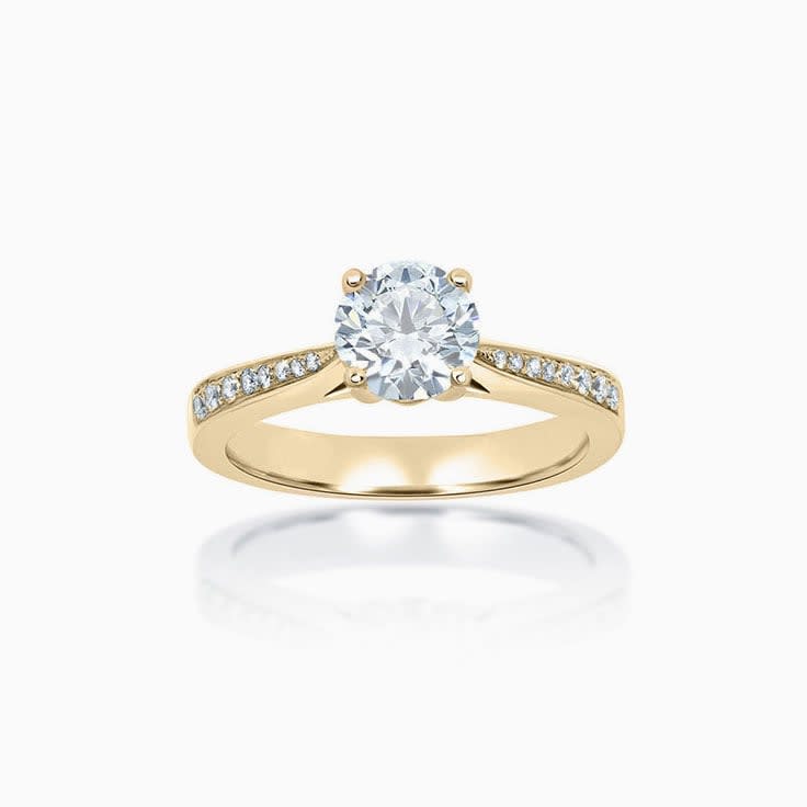 Round Brilliant cut diamond on a tappered band