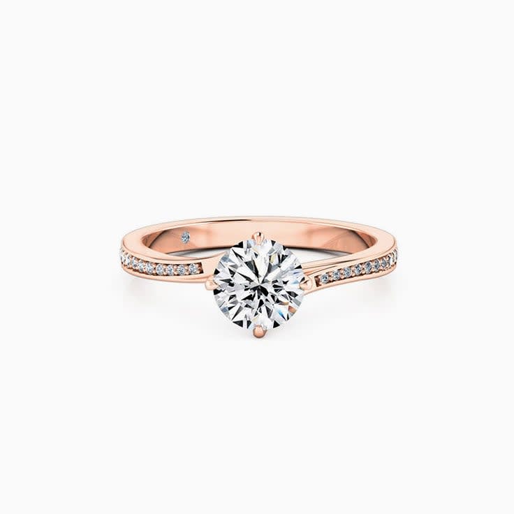 Round Brilliant cut diamond on a twisted diamond band
