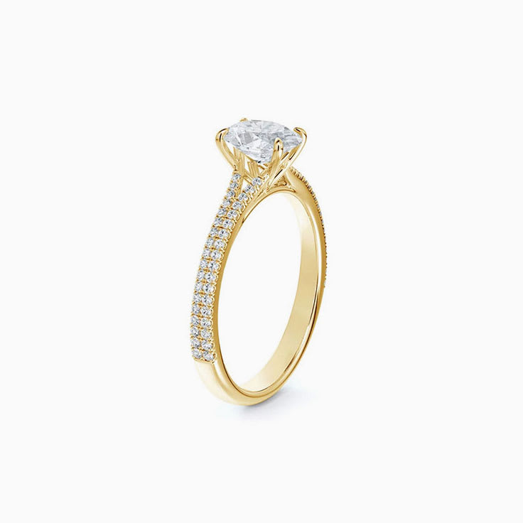 Oval cut engagement ring