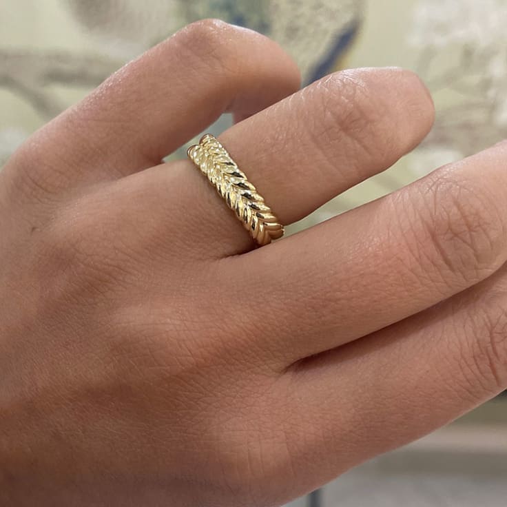 Ladies patterned gold ring