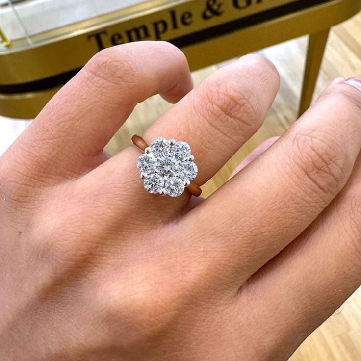 Round diamond in cluster setting