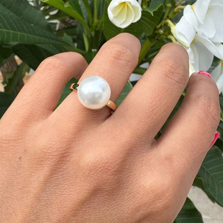 Large pearl on a solid gold band
