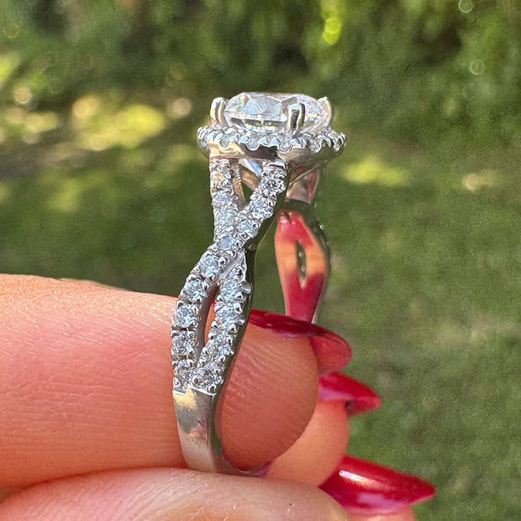 Round brilliant cut diamond on twisted band