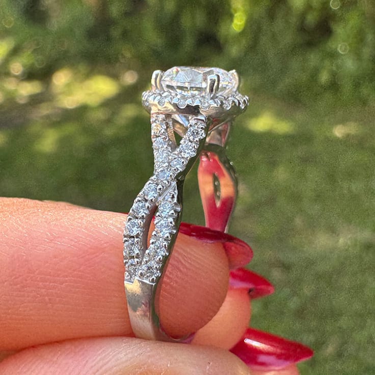 Round brilliant cut diamond on twisted band