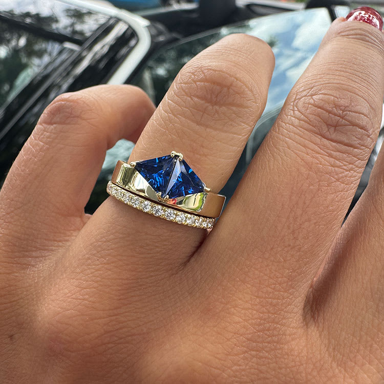 Cigar band with lab grown blue sapphire
