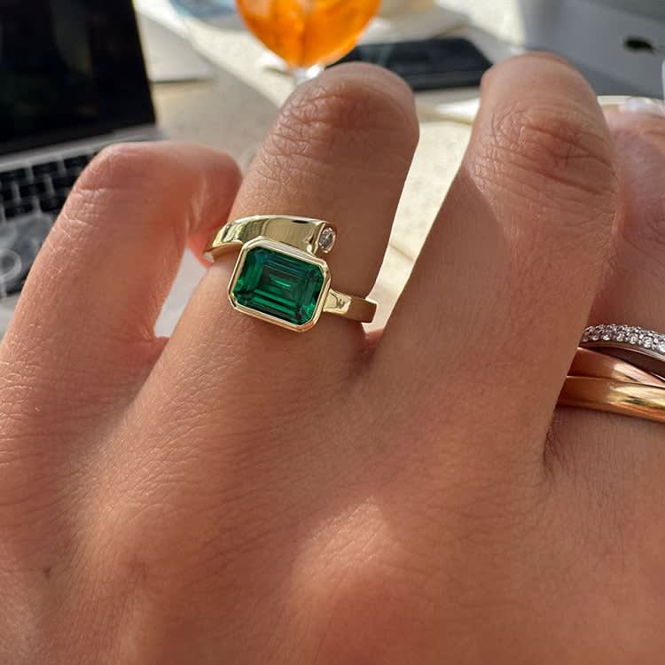 Green emerald on a solid gold band
