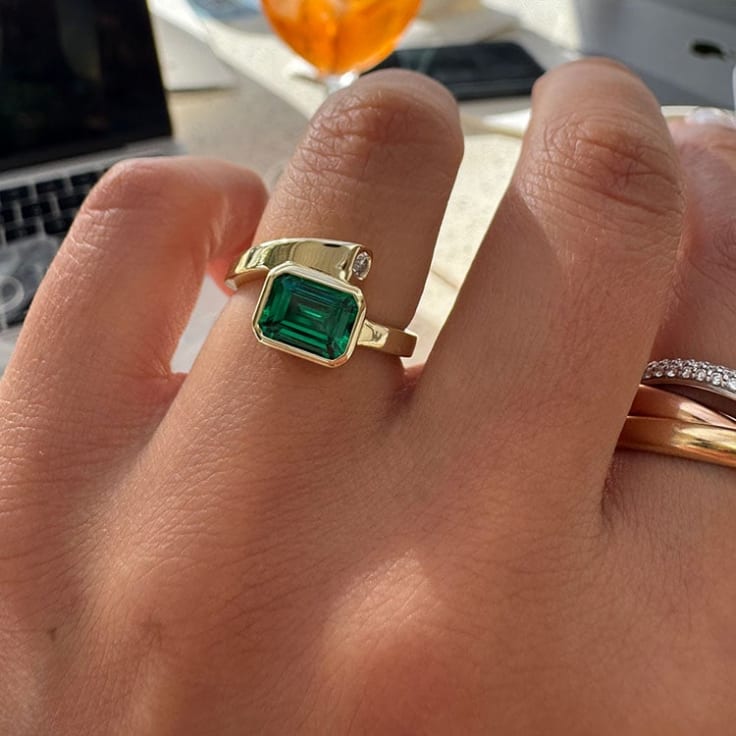 Green emerald on a solid gold band
