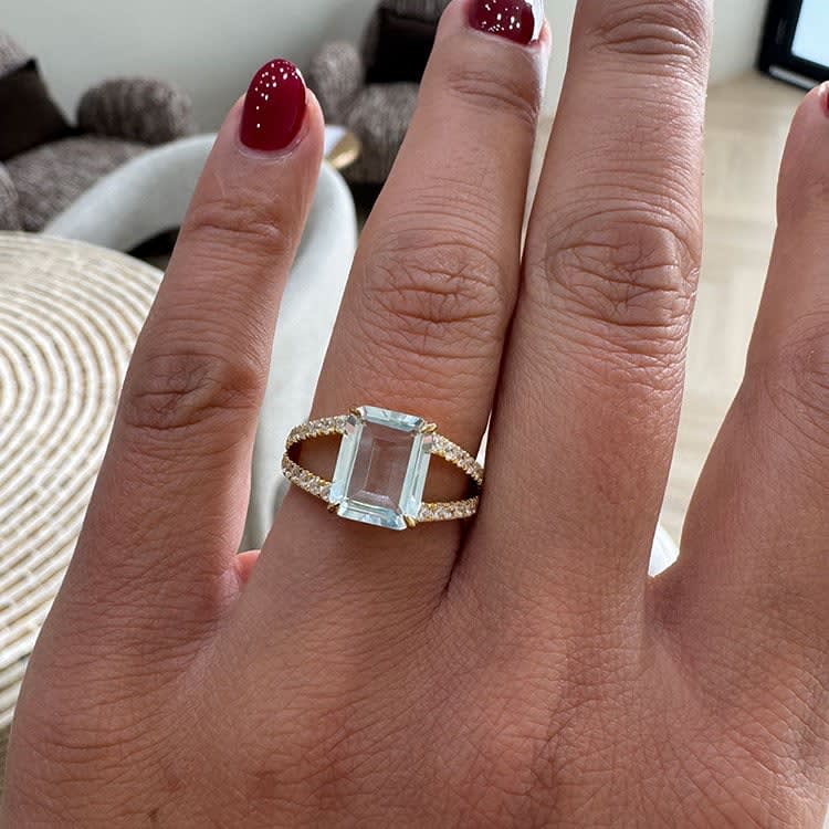 Pale aquamarine on a split band