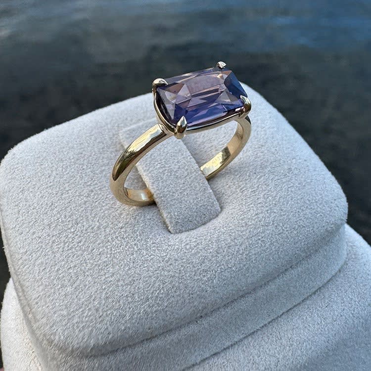 Natural spinel on a gold band