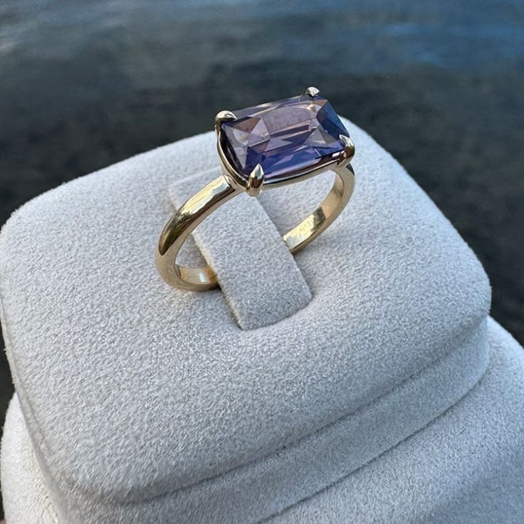 Natural spinel on a gold band