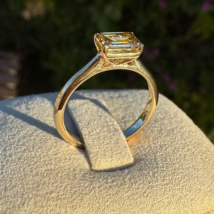 Fancy Intense Brownish yellow ring
