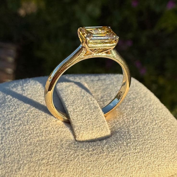 Fancy Intense Brownish yellow ring