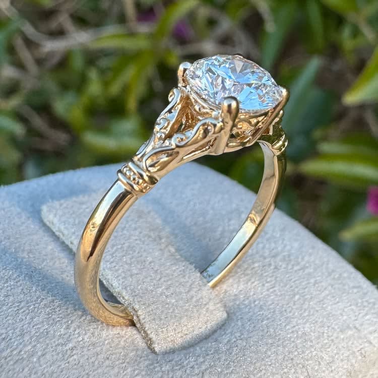 Ideal cut Round diamond on vintage setting