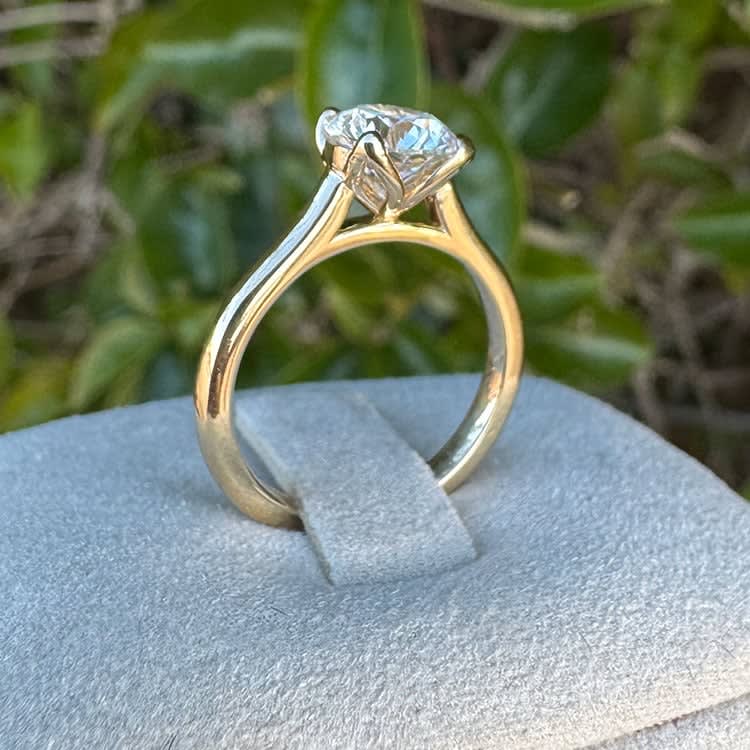 Round diamond with 4prong tulip setting