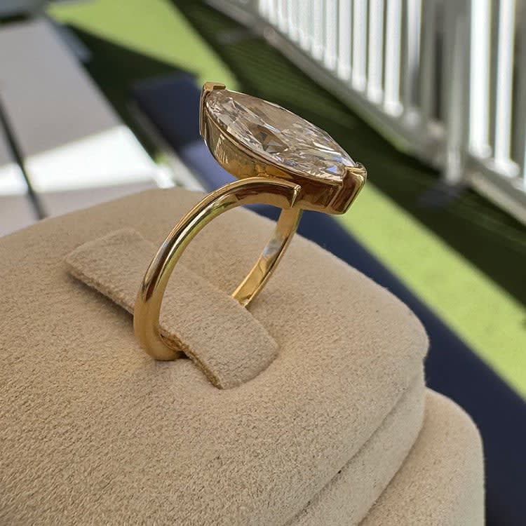 Marquise on a gold band yellow