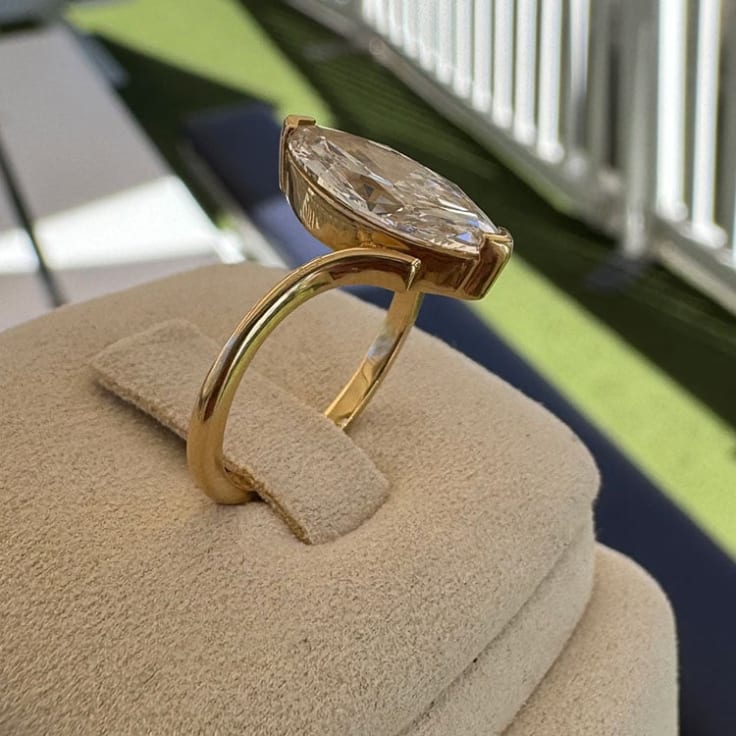 Marquise on a gold band yellow
