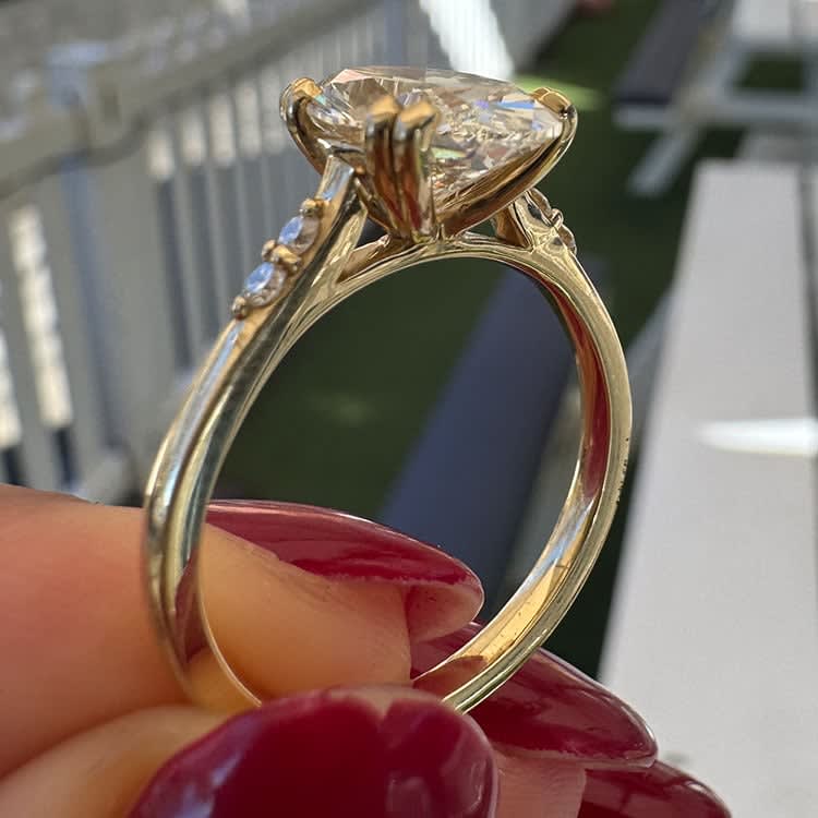 Cvd lab Oval on a gold band