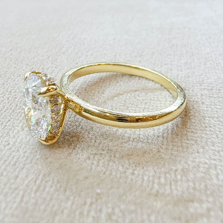 2 carat oval D VVS2 in yellow gold