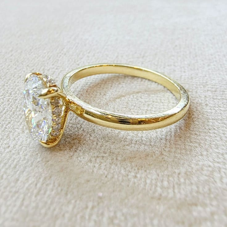 2 carat oval D VVS2 in yellow gold
