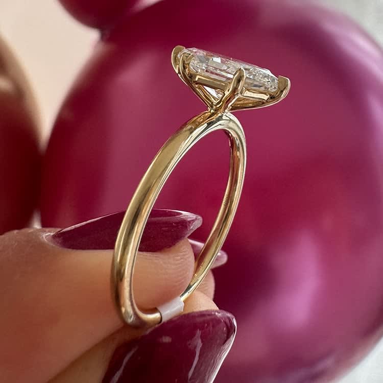 Dutch marquise set on a gold band