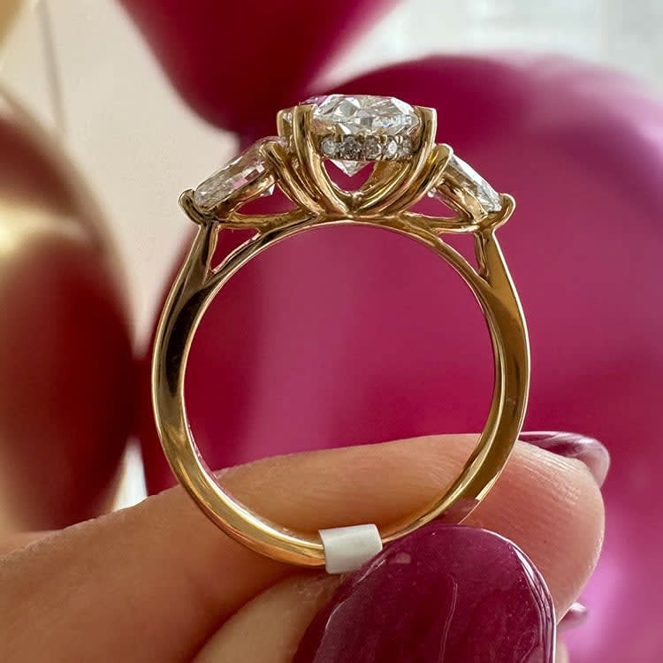 18k Yellow gold oval diamond
