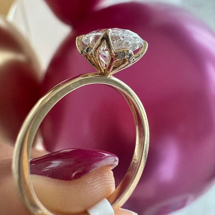 Oval on a tulip diamond setting