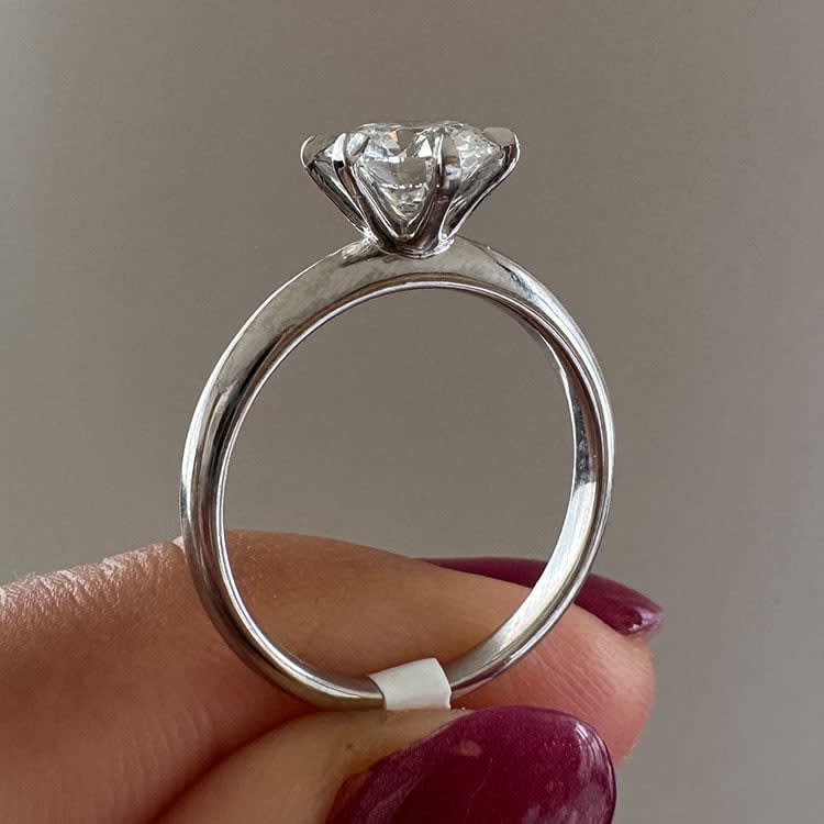 Round diamond on a knife edge band