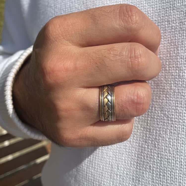 Mens pattern ring in 9k yellow