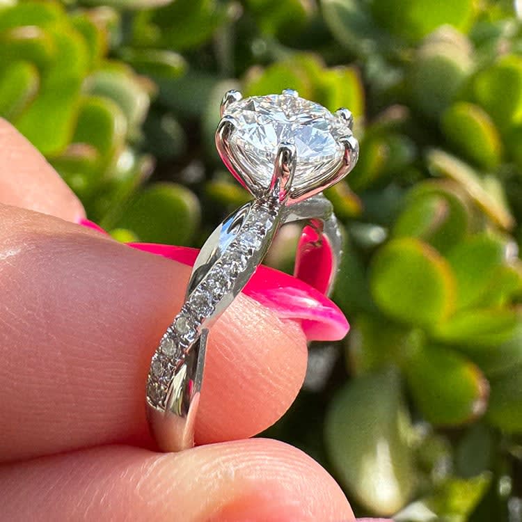 Round brilliant set on 6 prongs on a twisted band