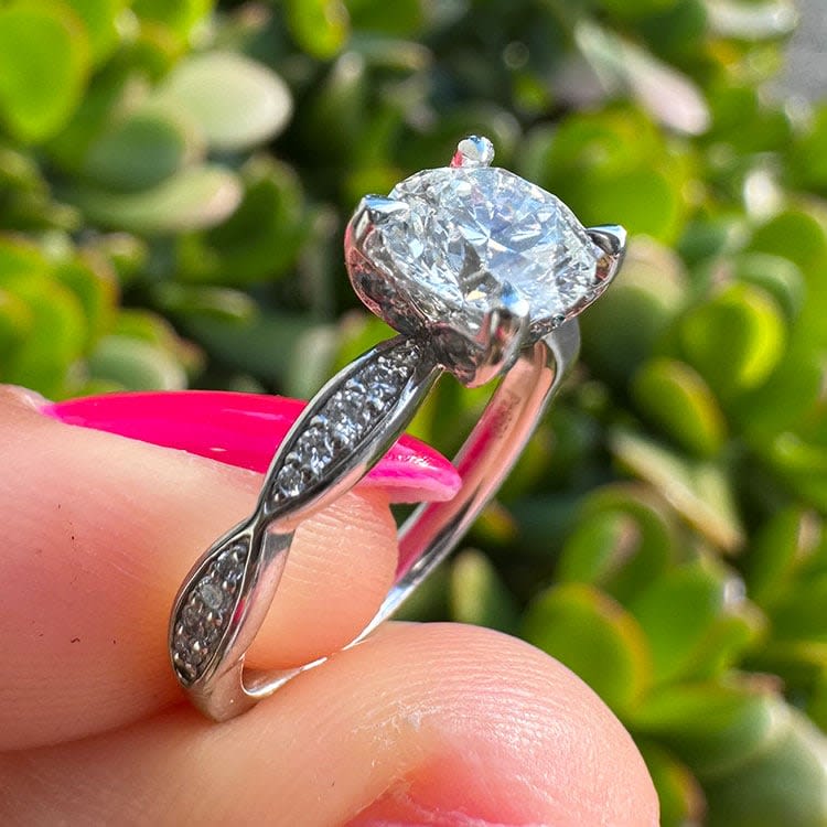 1ct D VVS2 round diamond ring