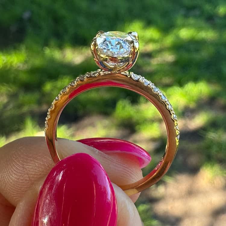 Oval lab D VS2 on a diamond band