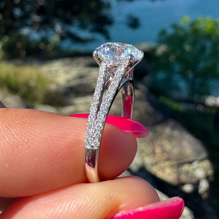 D VVS1 round diamond on a split band
