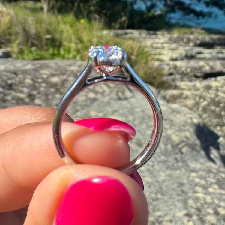 Classic round diamond ring with 1 carat