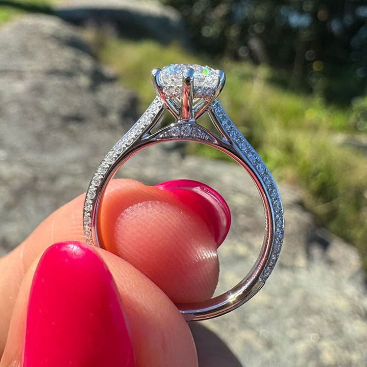 Round diamond on a knife edge diamond band