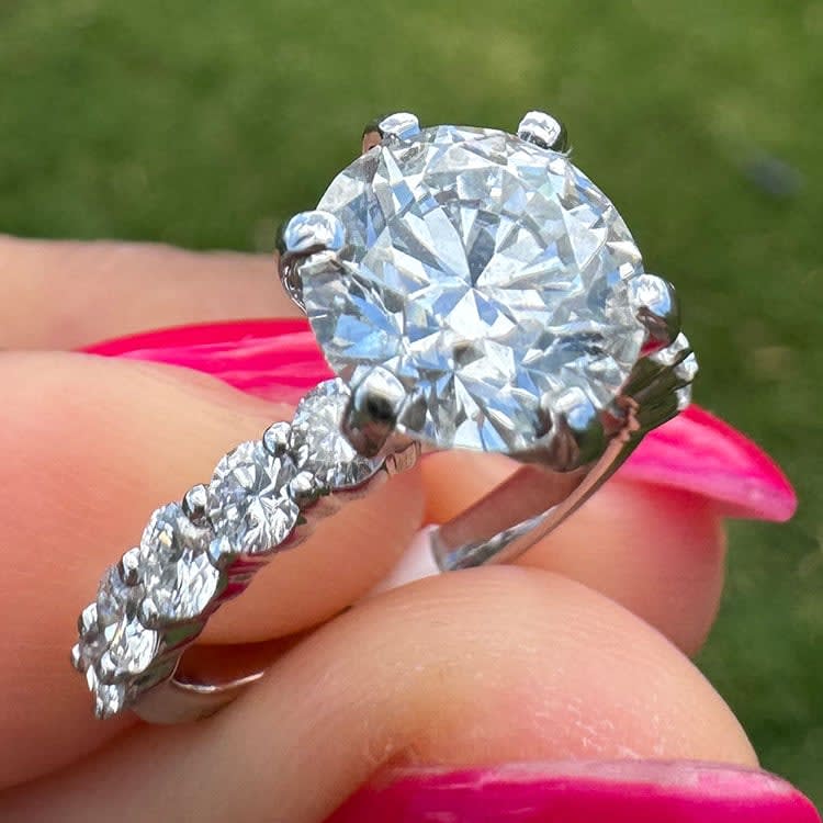 2carat round diamond in 6prong