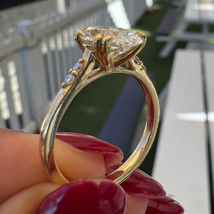 Cvd lab Oval on a gold band yellow