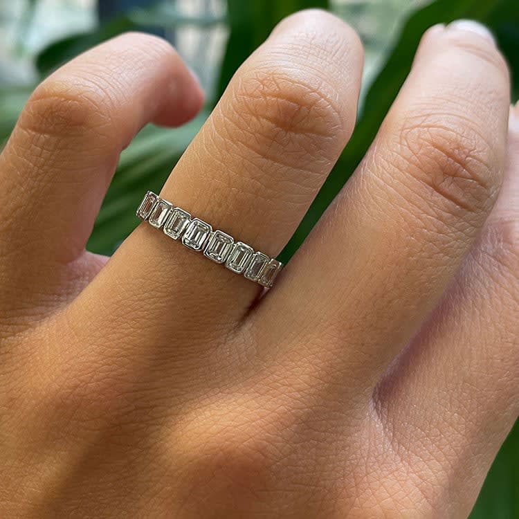 Bezel Emerald eternity ring in Platinum 950