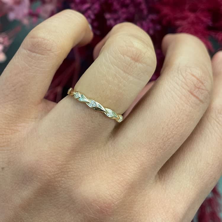 Patterned diamond band in yellow gold