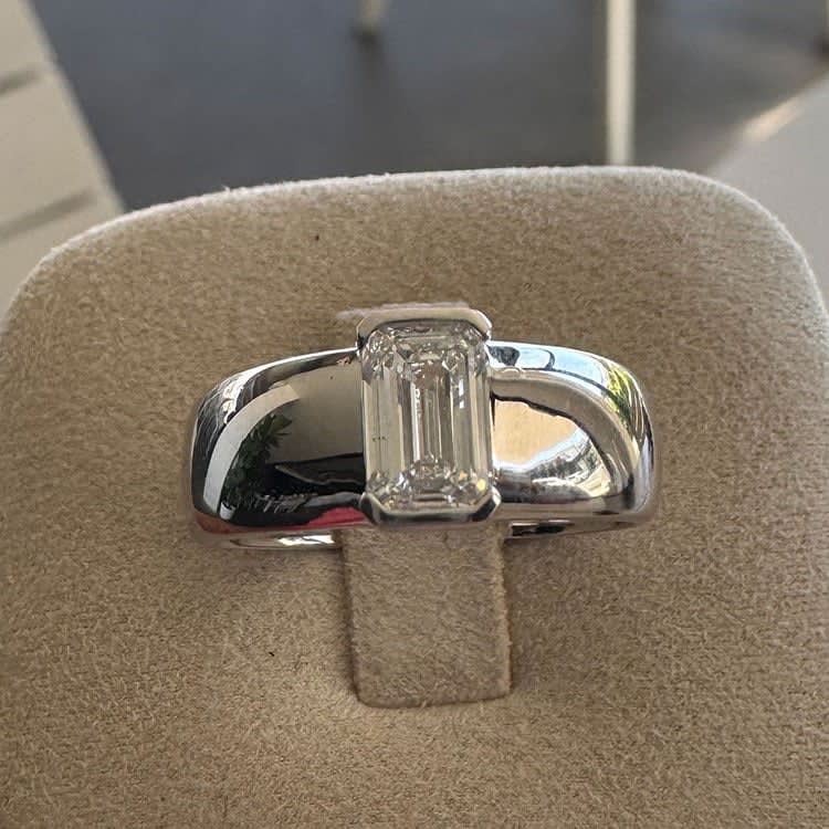 1 carat emerald in a wide silver band